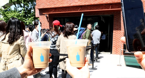 블루보틀이 이날 하루동안 온오프라인을 뜨겁게 달군다 / 출처 NEWSIS