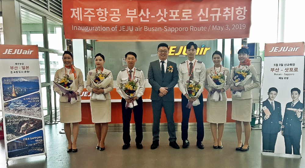 제주항공은 5월3일 김해국제공항에서 좌승민 부산지점장(왼쪽 네번째)을 비롯한 임직원들이 참석한 가운데 부산~삿포로 노선에 대한 취항식을 진행했다. (사진=제주항공)