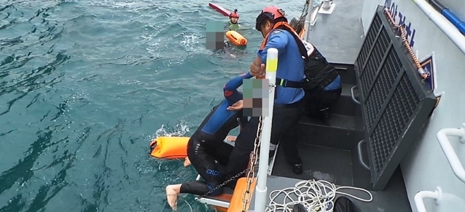 갯바위 고립자를 구조하고 있다.(사진제공=부산해양경찰서)