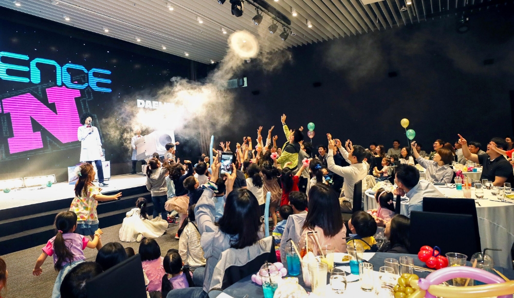 대림 직원 가족 초청행사에 참여한 임직원 가족들이 사이언스 쇼 공연단과 함께 과학실험에 참여하고 있다.(사진=대림산업)