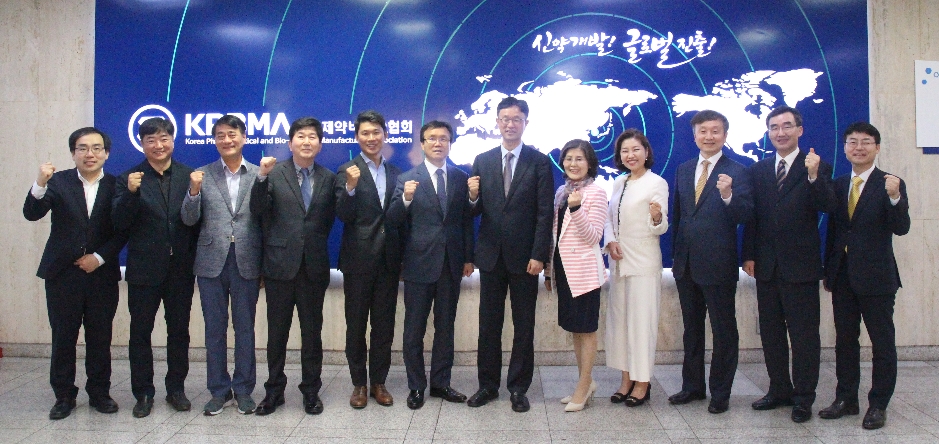 한국제약바이오협회 갈원일 부회장(왼쪽에서 6번째)이 7일 오후 협회 의약품광고심의위원들에게 위촉장을 수여한 후 기념촬영을 하고 있다. (사진=제약바이오협회)