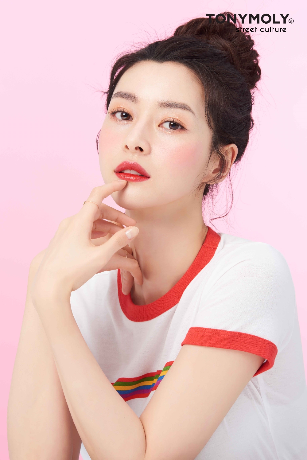 권나라 퍼펙트 립스 쇼킹립 촬영 이미지. (사진=토니모리)