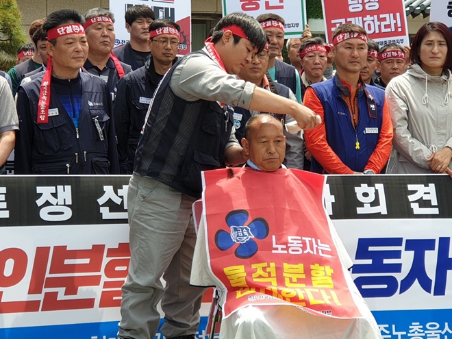 박근태 금속 현대중공업지부장이 삭발을 감행하고 있다.(사진제공=민주노총울산본부)