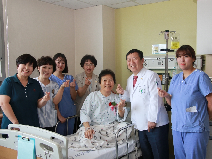 조승연 원장은 어버이날을 맞아 입원환자분에게 빠른 쾌유를 기원하며 카네이션을 달아드렸다. (사진=인천의료원)