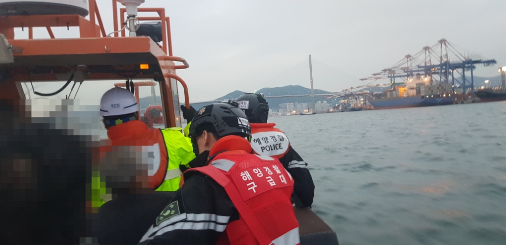 응급환자를 이송하고 있다.(사진제공=부산해양경찰서)