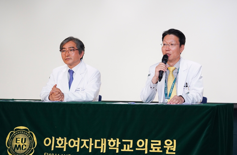 8일 이대서울병원 기자간담회에서 편욱범 병원장(왼쪽)이 병원소개 및 질의응답을 하고 있다. (사진=이대서울병원)