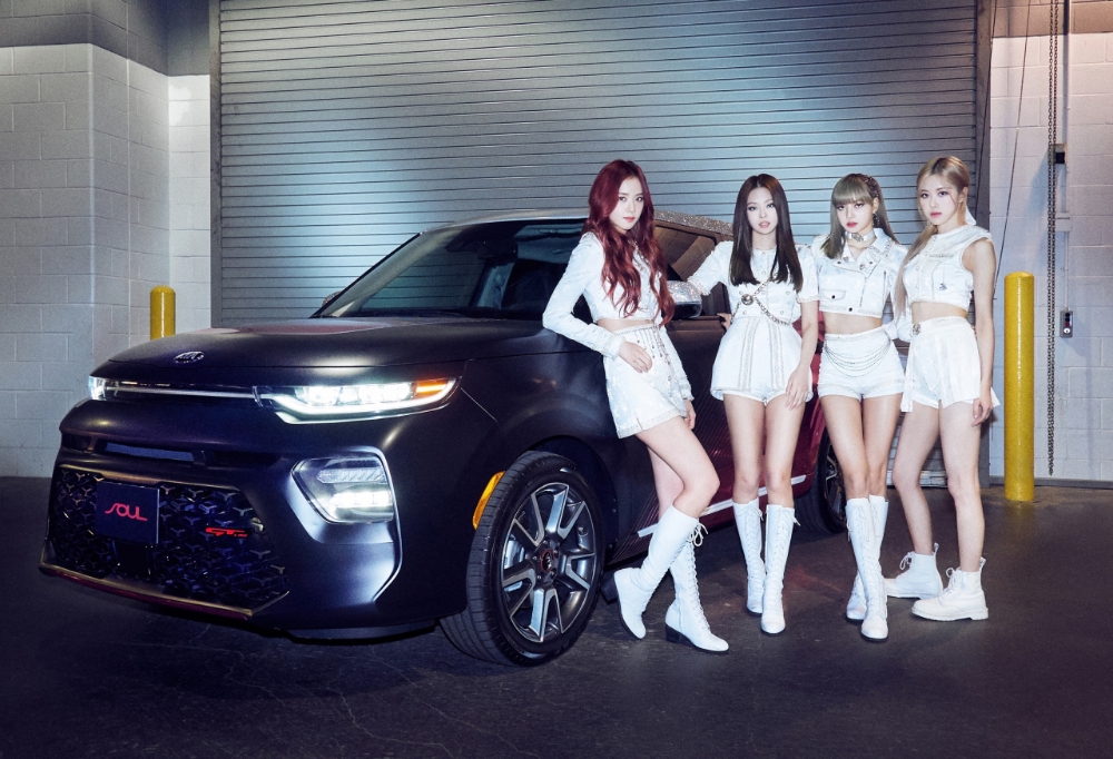 블랙핑크 (좌측부터) 지수, 제니, 리사, 로제가 ‘쏘울X블랙핑크 에디션’ 쇼카와 함께 기념 촬영을 하고 있는 모습.(사진=기아자동차)