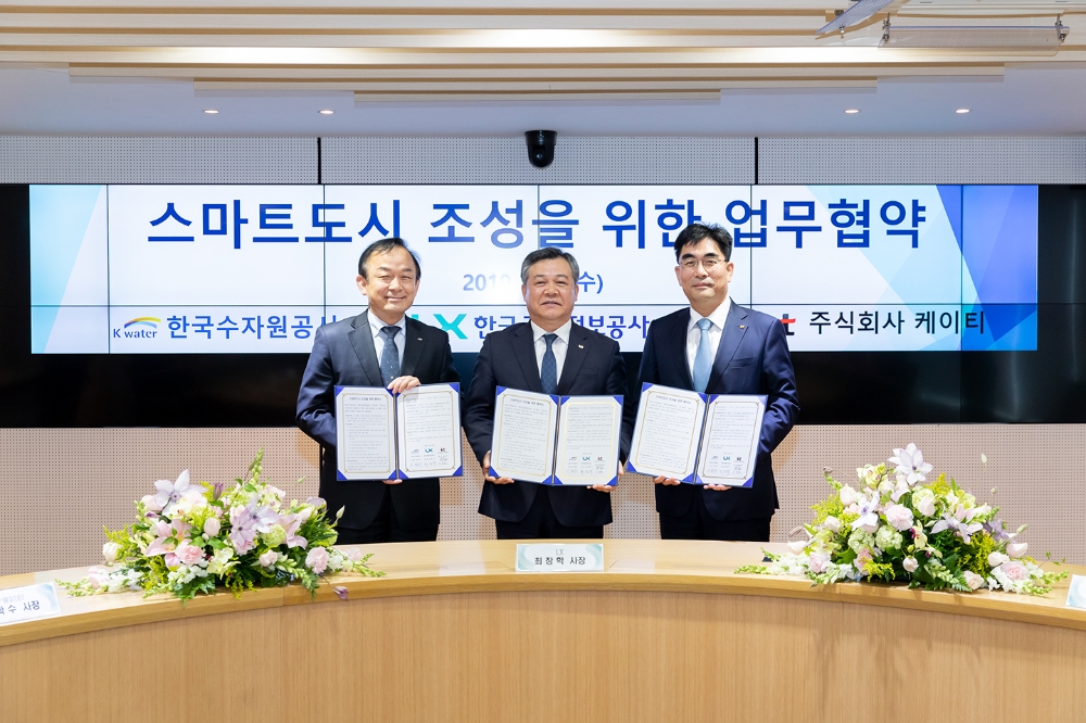왼쪽부터 네 번째 한국수자원공사 이학수 사장, LX 최창학 사장, KT 이동면 사장이 지난 8일 LX서울지역본부에서 ‘스마트시티 조성을 위한 업무협약’을 체결한 가운데, 한국형 스마트시티의 표준모델 제시를 위해 향후 협조해나가겠다고 밝혔다. (사진=LX)