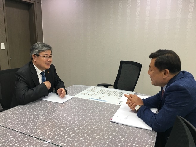 김종훈 의원(사진우측)이 이재갑 고용노동부장관을 면담하고 있다.(사진제공=김종훈의원실)