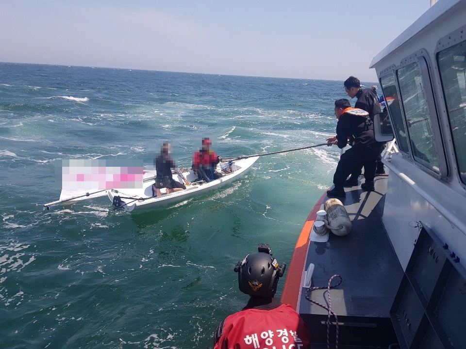 표류승선원을 구조하고 있다.(사진제공=울산해양경찰서)
