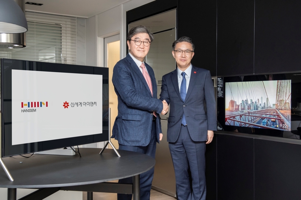 14일 서울 상암동 한샘 사옥에서 (주)한샘(대표이사 최양하)과 신세계 아이앤씨(대표 김장욱)가 홈 IoT 관련 상품 및 서비스의 공동개발과 기술지원, 교육과 마케팅의 긴밀한 협력 등의 내용을 담은 양해각서(MOU)를 체결하고 있다. (사진 왼쪽부터) 이영식 한샘 사장, 고학봉 밸류서비스사업부 상무. (사진=한샘)