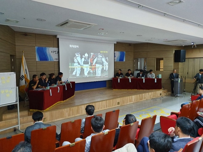 15일 경남대 창조관 평화홀에서 과학수사 토크콘서트를 열고 있다.(사진제공=겅남경찰청)