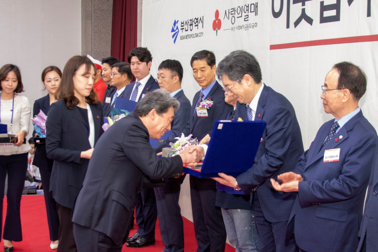 해운대백병원 문영수 원장이 부산광역시장 표창수상 하고 있다. (사진=해운대백병원)