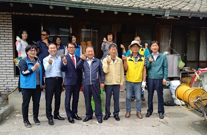농협중앙회 거창군지부, 거창 뚝딱이 봉사단이 봉사활동을 하고 기념촬영.(사진제공=거창준법지원센터)