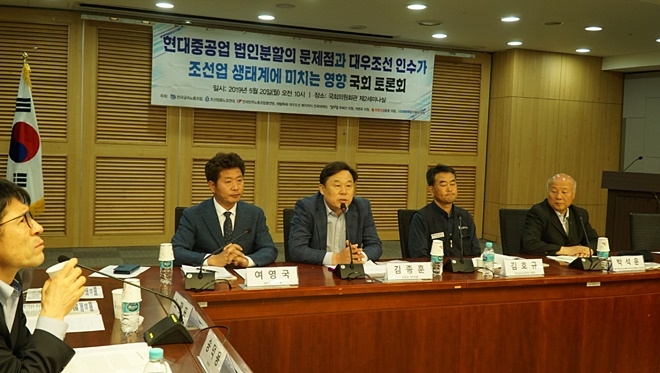 김종훈 국회의원이 발언을 하고 있다.