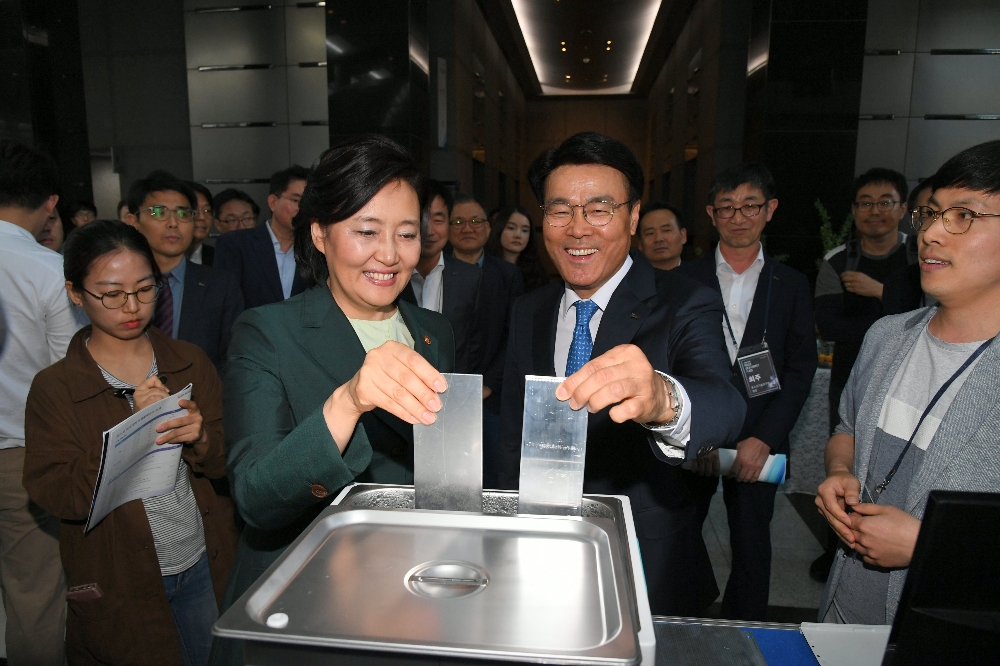 최정우 포스코 회장과 박영선 중기부장관이 부스에서 시연하고 있다. (사진=포스코)