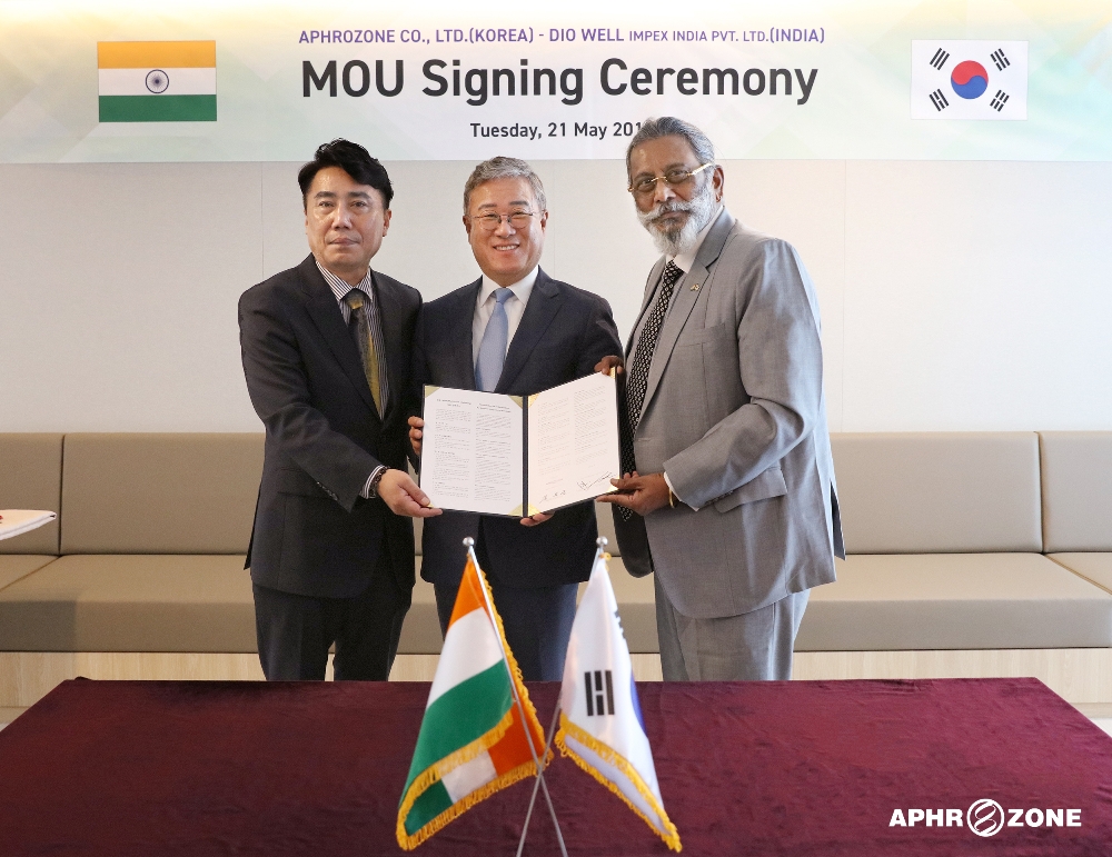 아프로존 김봉준 회장(가운데), 디오웰 대표 VIVEK N. VICHARE(우), 인도 법인장 오상식(좌)이 기념사진 촬영을 하고 있다. (사진=아프로존)