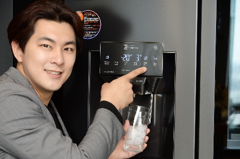 LG전자 모델이 출수구를 1시간에 한 번씩 자외선(UV) LED로 자동으로 살균하는 '셀프케어' 기능을 소개하고 있다. 사진=LG전자