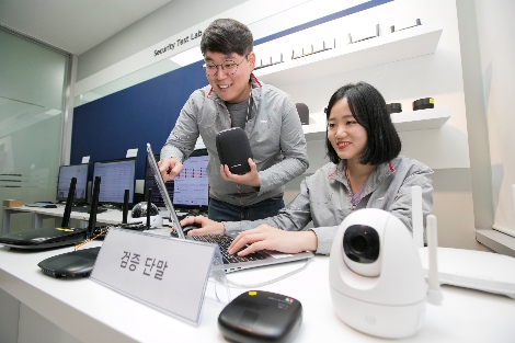 KT 융합보안실증센터에서 직원들이 IoT 단말 보안성을 검증하고 있다. 사진=KT