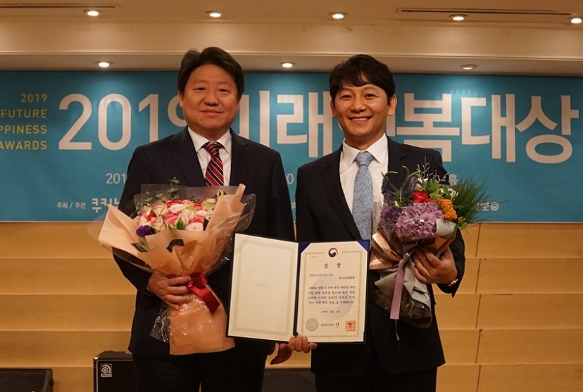 좌측부터, 김종명 (주)유디 사장과 진세식 유디치과 협회장. (사진=유디치과)