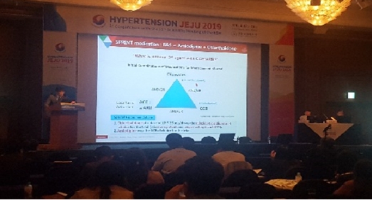 지난 18일 열린 대한고혈압학회 춘계학술대회 산학세션에서 건국의대 김성해 교수(左)와한양의대 신진호 교수(右)가 주제발표를 진행하고 있다. (사진=한미약품)