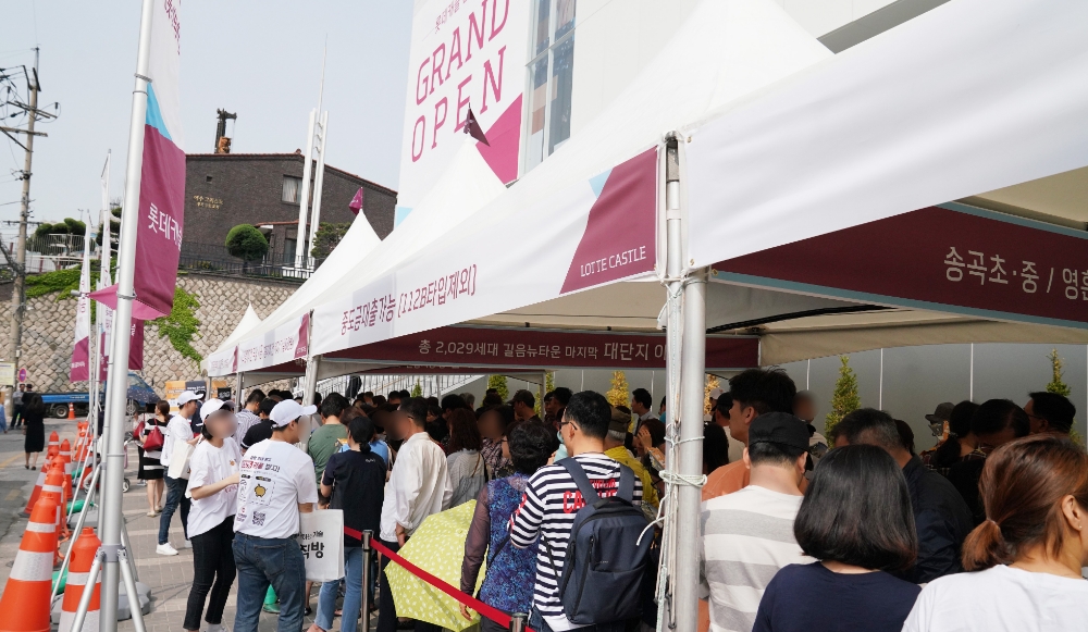 방문객들이 모델하우스를 둘러보기 위해 길게 줄을 서있다.(사진=롯데건설)