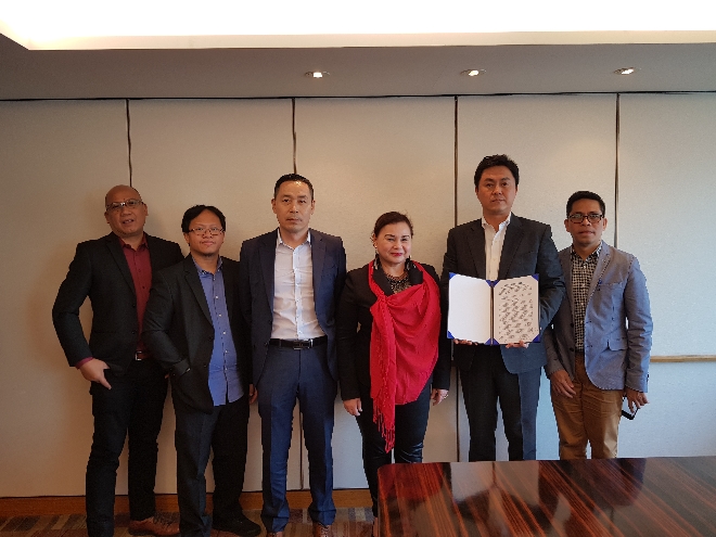 사진=필리핀경제청 차리토 플라자 청장 및 수행원들이 TPLUS ICT NETWORK 한재희 부사장과 업무협약을 체결하고 기념촬영을 하고 있다.