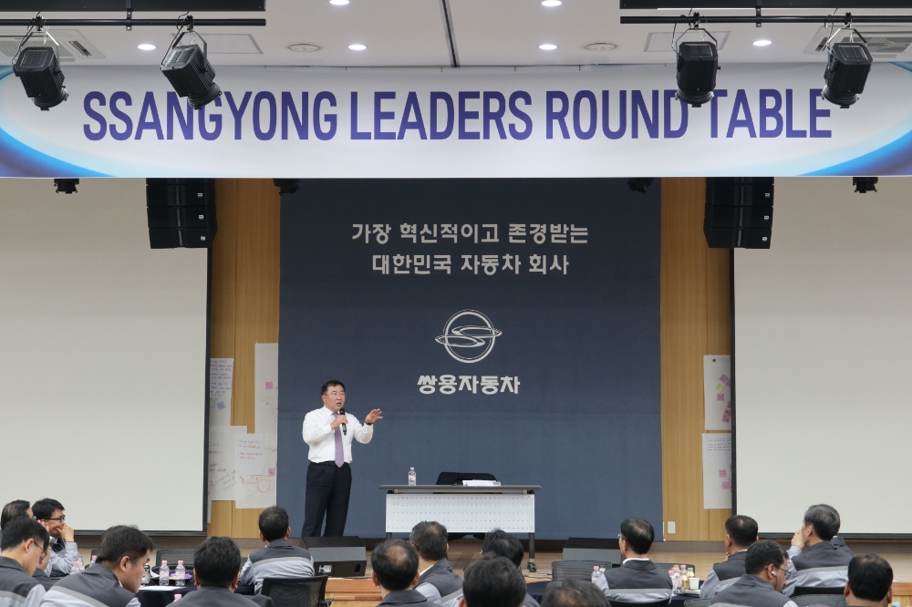 쌍용자동차 예병태 대표이사가 시니어 관리자들과 만나 회사의 비전에 대해 설명하고 있다.(사진=쌍용자동차)