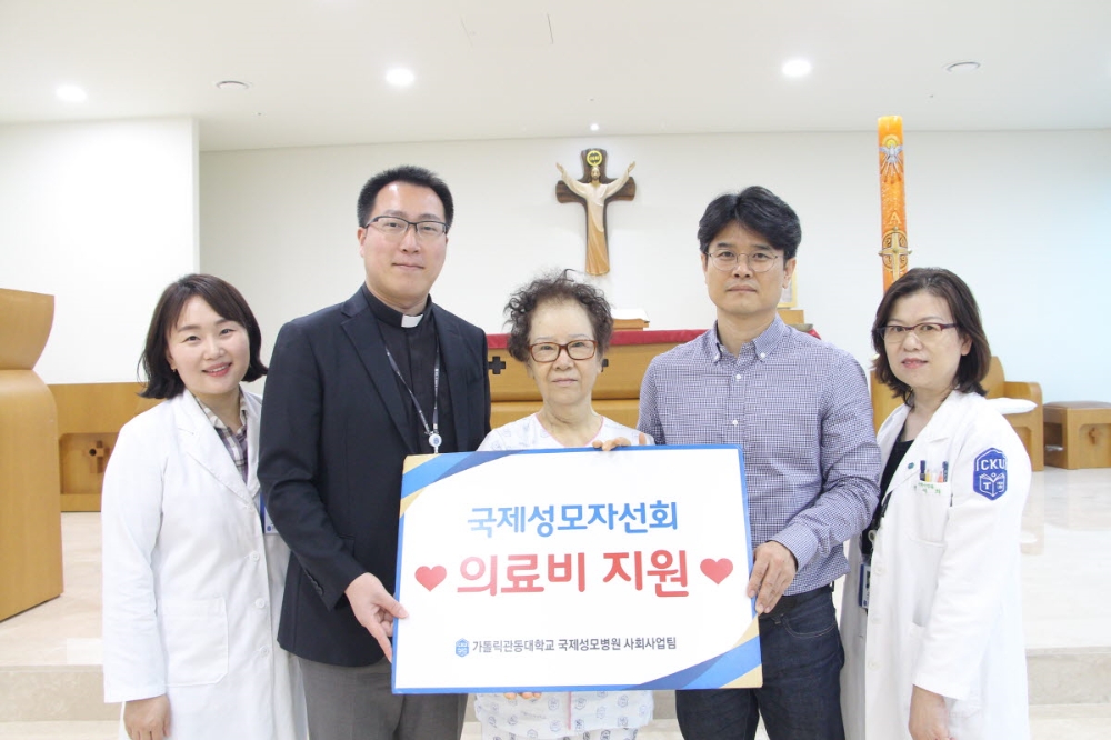 왼쪽에서 두번째 부터 김수현 신부, 김선영 씨 (사진=국제성모병원)