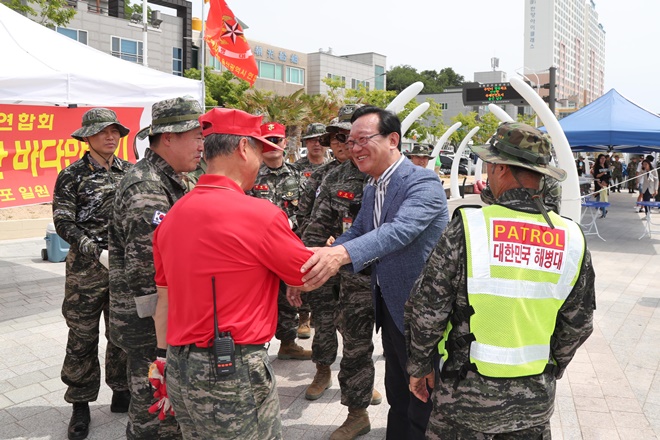 송철호 시장이 해병대전우회관계자를 격려하고 있다.(사진제공=울산시)