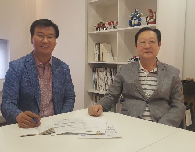 5월 24일 권기홍 동반성장위원장 만난 문상모 위원장(사진왼쪽).(사진제공=문상모 더불어민주당거제시지역위원장)