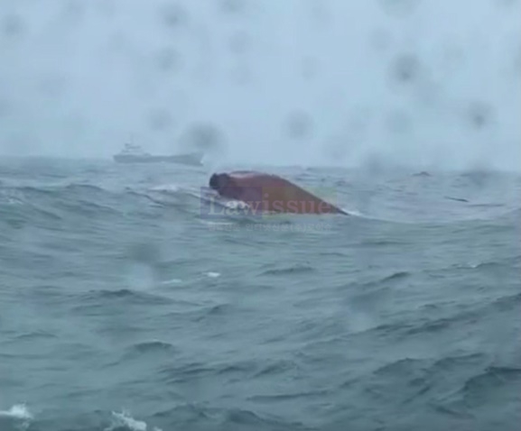 전복된 선박.(사진제공=부산해양경찰서)