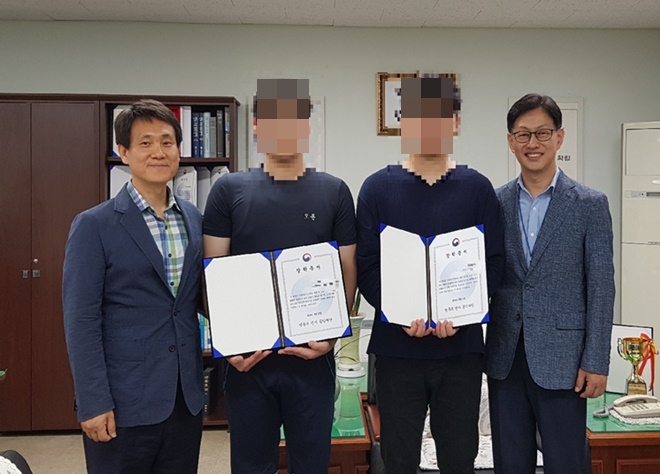 부산소년원 출원생 2명에게 천사공익신탁기금을 전달하고 기념찰영.(사진제공=부산소년원)
