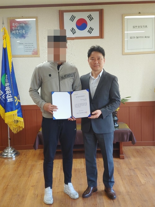 출원생인 황모 학생에게 법무부 천사공익신타 기금을 전달하고 기념촬영.(사진제공=서울소년원)