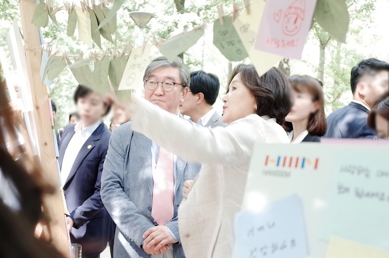 한샘(대표이사 최양하)은 지난 26일 오후 서울숲 도시락 정원에서 열린 ‘세상모든가족함께’ 숲속 나들이 행사에 후원 기업으로 참여해 한샘의 다양한 한부모 가족 지원 프로그램들을 소개했다고 27일 밝혔다. (사진=한샘)