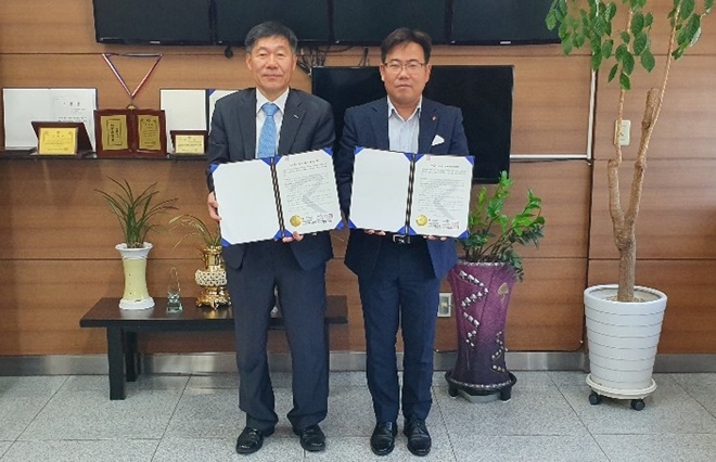 5월 29일 오전 한국마사회 창원지사에서 진행된 업무협약식에서 한국마사회 창원지사 이중근 지사, 경남사회복지공동모금회 유병설 사무처장이 기념촬영을 하고 있다.(사진제공=경남사랑의열매)