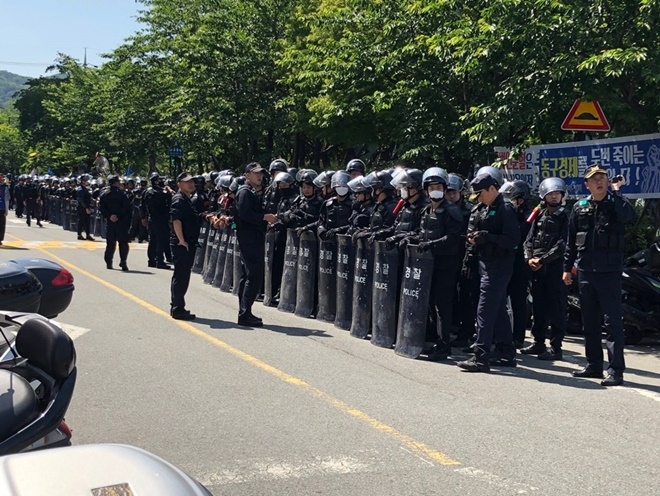 29일 울산 동구 한마음회관 주변에는 경찰병력이 진을 치고 있어 긴장감마저 나돌고 있다.(사진제공=민주노총울산본부)