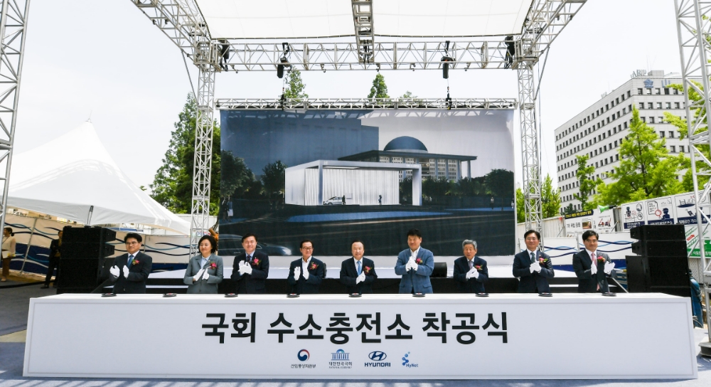 (왼쪽부터)수소에너지네트워크 유종수 대표, 중소벤처기업부 박영선 장관, 더불어민주당 김영춘 의원, 자유한국당 이종배 의원, 국회 산업통상자원중소벤처기업위원회 홍일표 위원장, 더불어민주당 홍의락 의원, 유인태 국회사무총장, 산업통상자원부 성윤모 장관, 현대자동차 공영운 사장이 국회 수소충전소 착공식에서 기념촬영하고 있다.(사진=현대자동차)