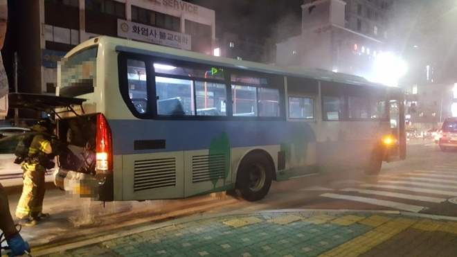 시내버스 화재를 진화하고 있다.(사진제공=부산경찰청)