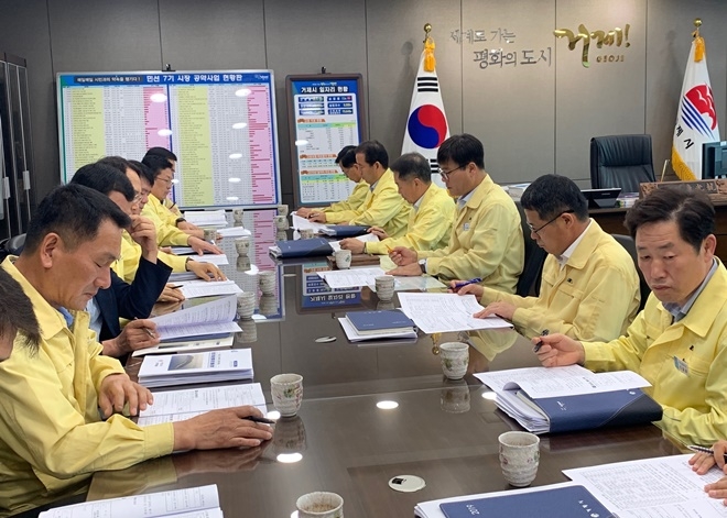 5월 30일 국·소장들과 정책조정회의를 통해 지심도의 개발방향에 대해서 심도 깊은 논의를 하고 있다.(사진제공=거제시)