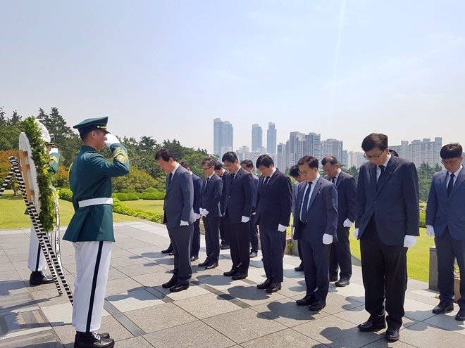 양승권 세관장(맨앞) 등 간부직원들이 호국보훈의 달을 맞아 유엔기념공원서 참배를 하고 있다.(사진제공=부산세관)