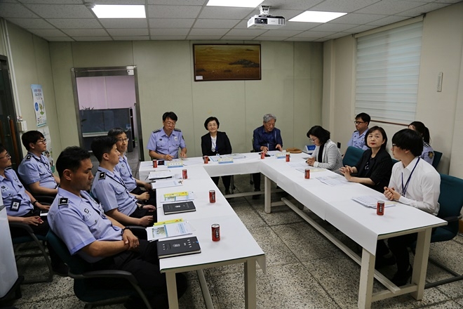 대구교도소와 한국도박문제관리센터(대구센터)가 패널토론을 갖고 있다.(사진제공=대구교도소)