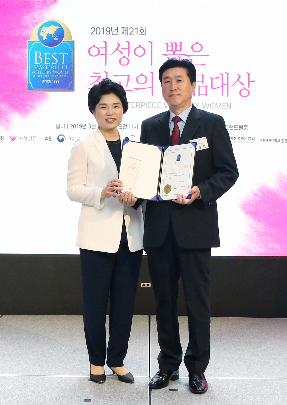 좌측부터 김효선 여성신문 대표, 서호영 동국제약 OTC 사업부 상무. (사진=동국제약)