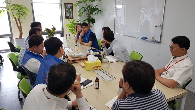 인사혁신처 항의방문에 담당자의 입장을 듣고 있다.(사진제공=공노총)