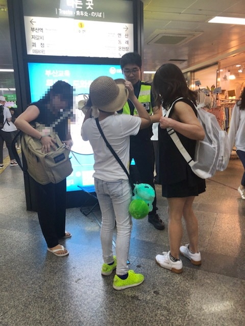 아이가 갖고 있던 아이팟에 있는 라인(무료통화 가능 앱)을 이용해 보호자와 연락해 상봉시킨 서면지구대 김정훈 순경.(사진제공=부산경찰청)