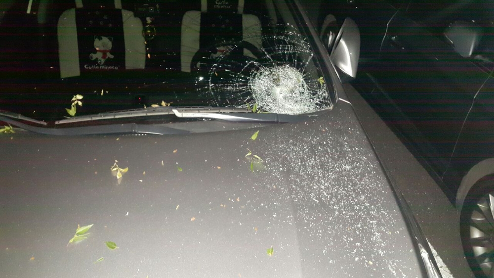 던진 꿀병에 차량 전면유리가 파손돼 있다.(사진제공=부산경찰청)