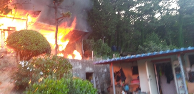 축사가 불타고 있다.(사진제공=부산소방본부)