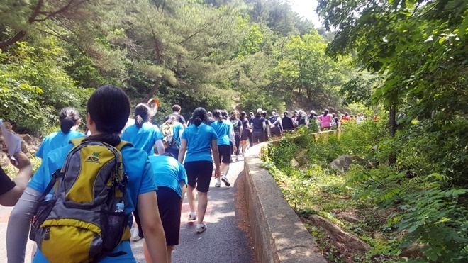 사제와 멘토가 함께 나들이를 하고 있다.(사진제공=정심여자중고등학교)