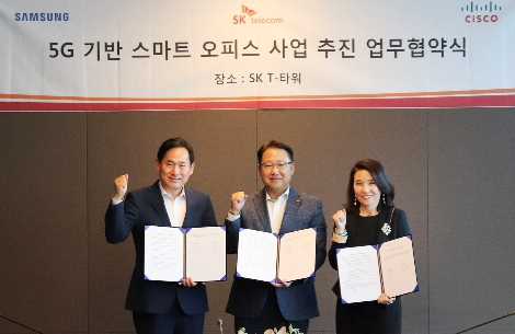 SK텔레콤 최일규 B2B사업단장(가운데)과 삼성전자 한국총괄 이현식 전무(왼쪽), 시스코 코리아 최지희 부사장(오른쪽)이 5일 5G 스마트오피스 사업 추진을 위한 업무협약을 체결하고 기념촬영을 하고 있다. 사진=SK텔레콤