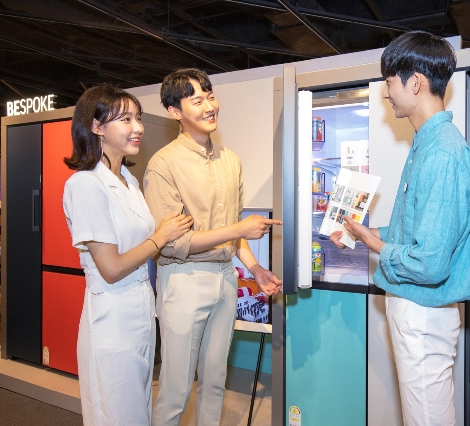 삼성전자 판매 사원이 10일 신세계백화점 강남점 9층에 마련된 '비스포크(BESPOKE) 냉장고 백화점 로드쇼' 행사장에서 삼성전자의 냉장고 '비스포크'를 소개하고 있다. 사진=삼성전자